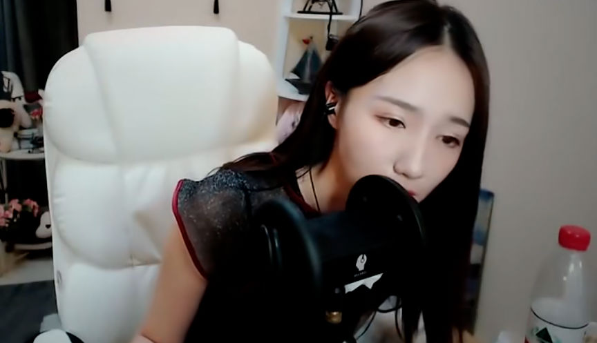 斗鱼主播贝拉早期舔耳口腔音直播切片！-[主播贝拉]