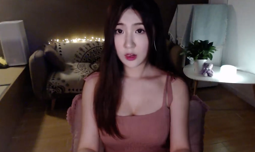 斗鱼主播温柔善良的雪儿粉色套装聊天直播切片-[雪雪]