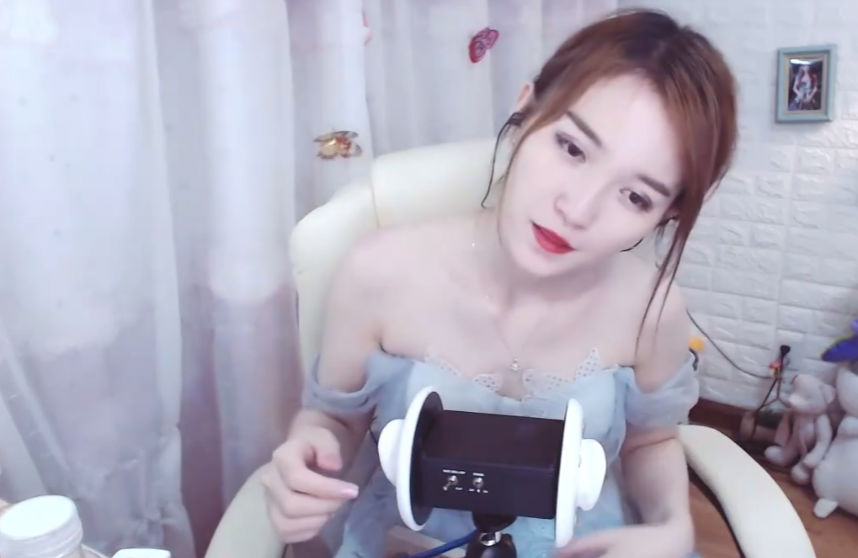 MOMO桃桃学姐asmr舔耳御姐直播录像切片-[MOMO桃桃]