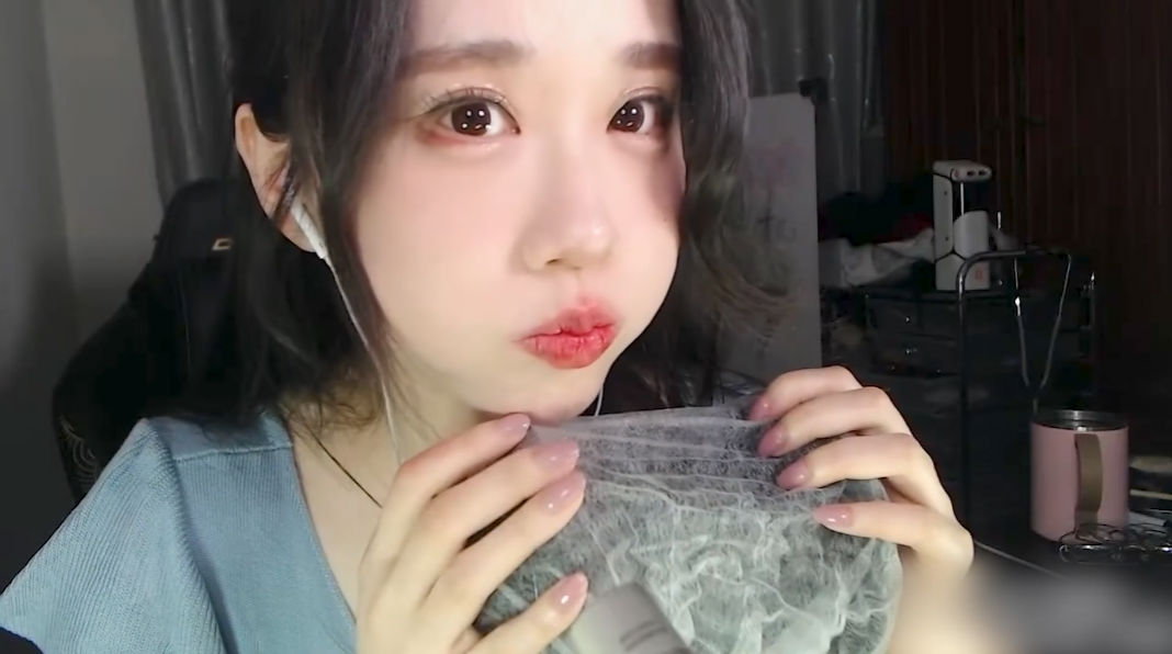 斗鱼主播轩子巨二兔吃播掏耳切片- 轩子巨二兔[36分钟]