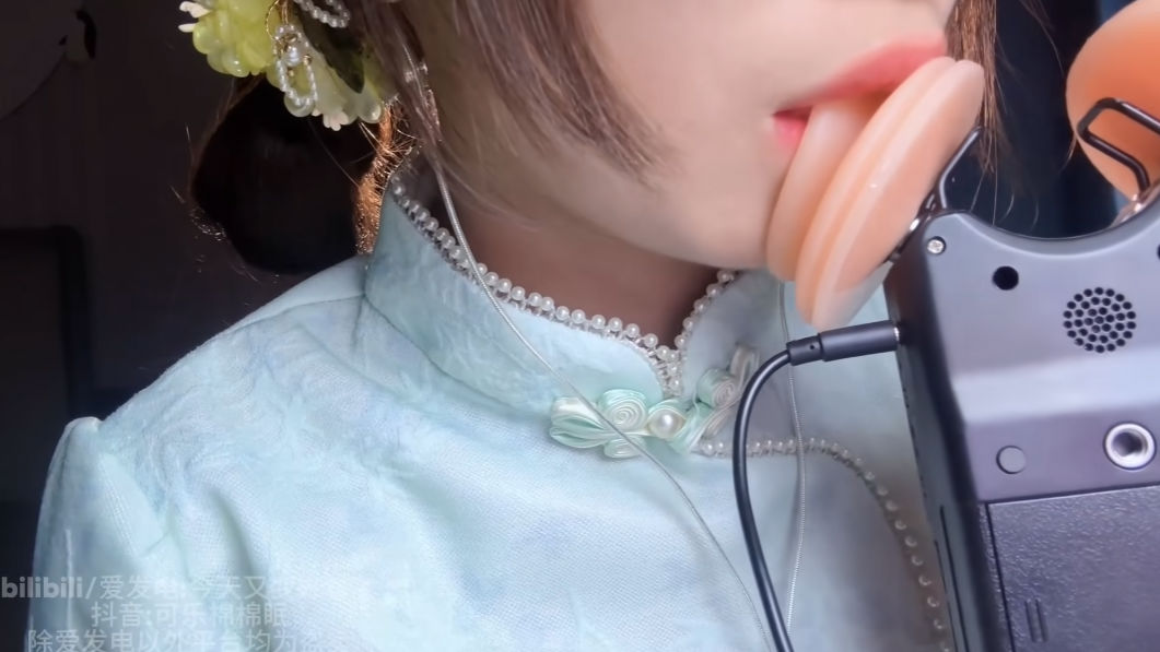 可乐棉棉眠爱发电视频包古风旗袍深入舔耳+蜂蜜棒舔舐-[26分钟]